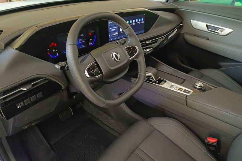 Новые кроссоверы Dongfeng Huge и Mage в России: комплектации и цены