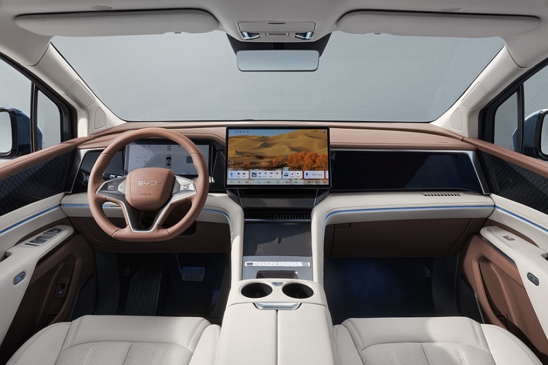 Представлен экспортный минивэн BYD M9: пока не со всеми фишками