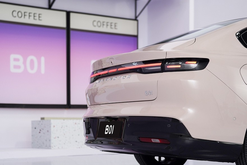 Седан B01 от марки Leapmotor, продвигаемой Stellantis, предложен с привлекательными ценами