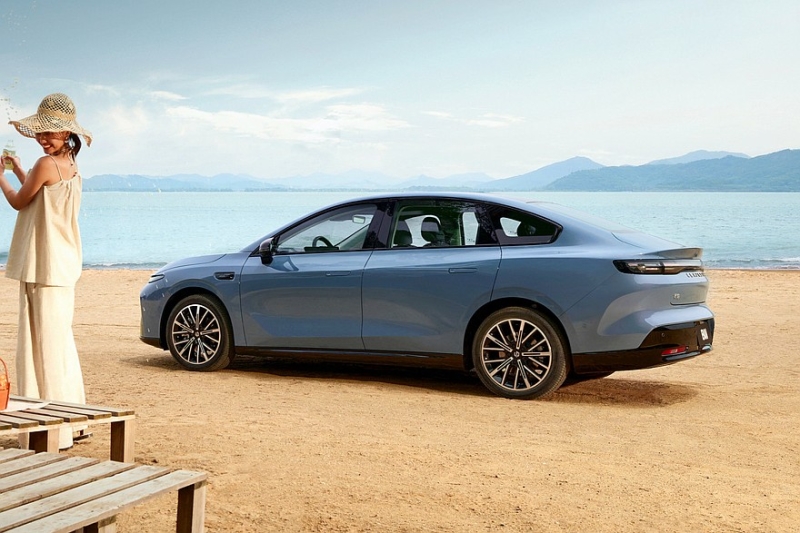 Седан B01 от марки Leapmotor, продвигаемой Stellantis, предложен с привлекательными ценами