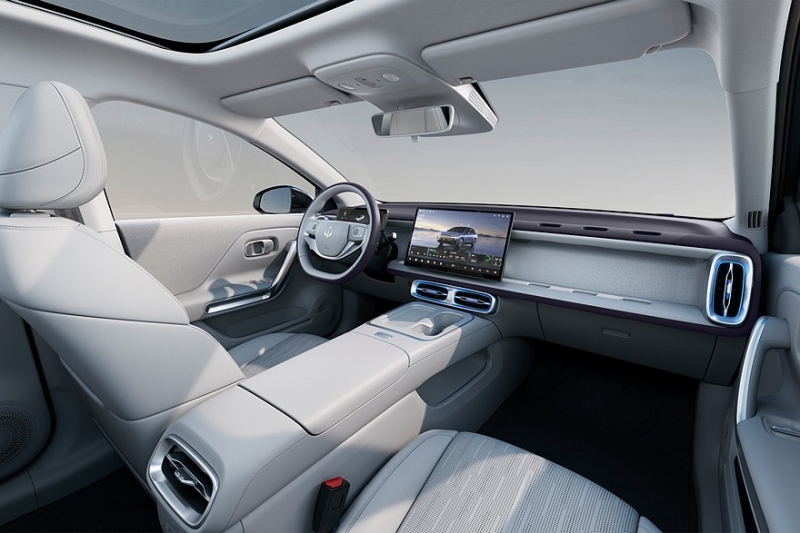 Седан B01 от марки Leapmotor, продвигаемой Stellantis, предложен с привлекательными ценами