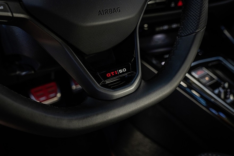 Volkswagen Golf GTI отмечает 50-летие юбилейной версией с форсированным мотором