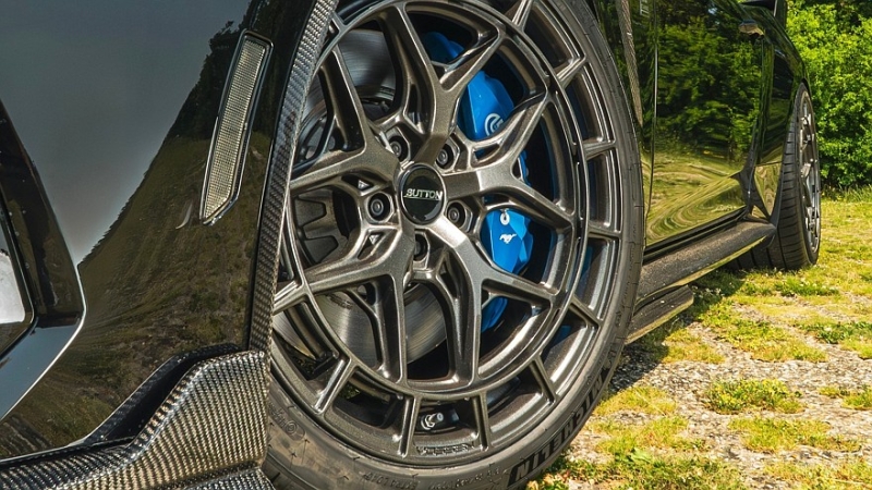 Ford Mustang Dark Horse от Clive Sutton: американская &laquo;лошадка&raquo; в британском тюнинге