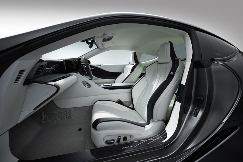 Посвежевшие купе и кабриолет Lexus LC 500 обзавелись спецверсией Pinnacle