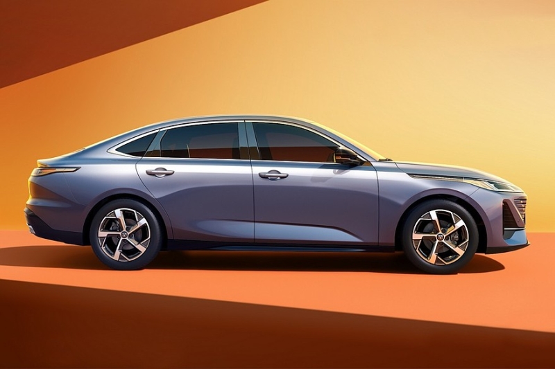 Седан Changan Lamore, который доступен и в России, получил новый салон после рестайлинга