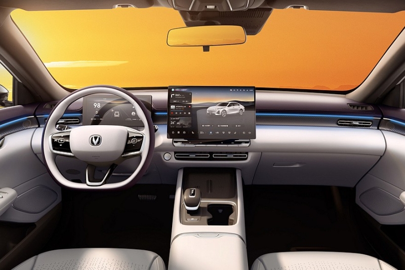 Седан Changan Lamore, который доступен и в России, получил новый салон после рестайлинга