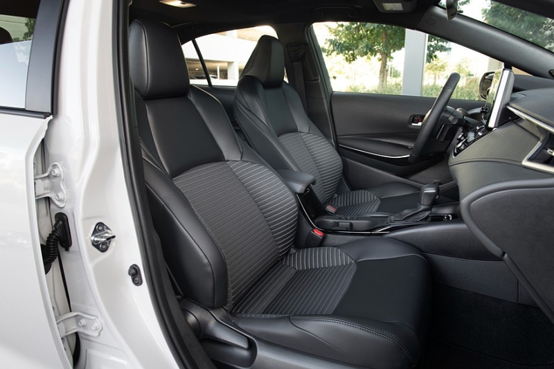 Toyota освежила свой бюджетный седан: Corolla получила скромные обновки и слегка подорожала