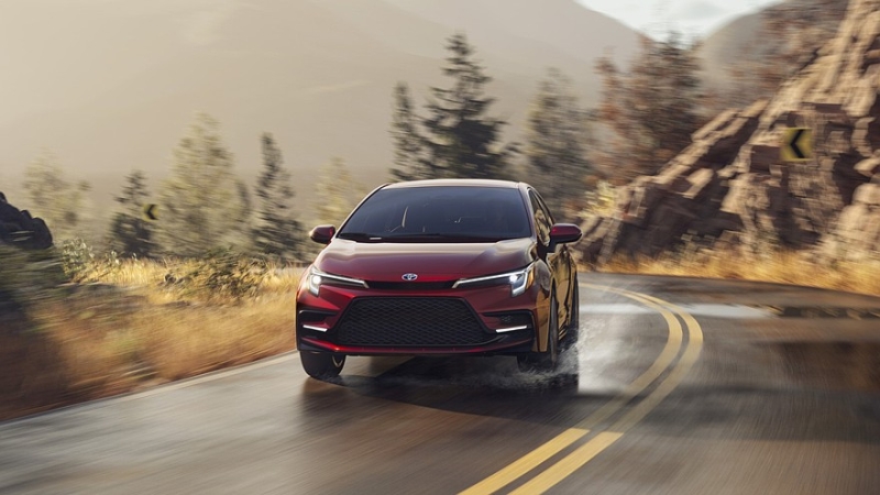 Toyota освежила свой бюджетный седан: Corolla получила скромные обновки и слегка подорожала