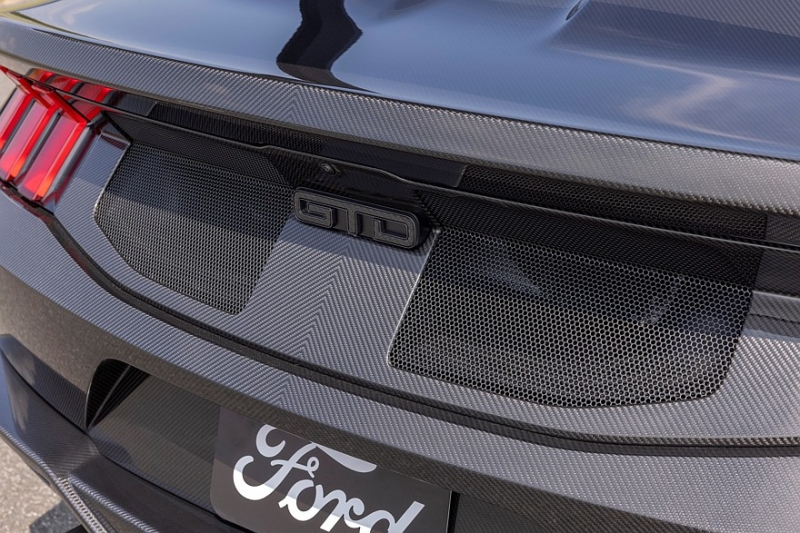 Ford Mustang GTD Liquid Carbon: облегчённая версия самого быстрого в истории пони-кара