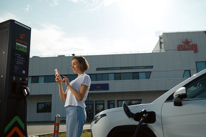 &laquo;Газпром нефть&raquo; развивает сеть электрозарядных станций &laquo;Розетка&raquo; в Петербурге