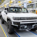 GM сокращает производство GMC Hummer EV и Cadillac Escalade IQ из-за низкого спроса