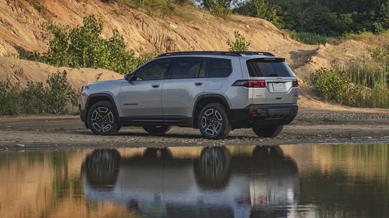 Jeep Cherokee подрос в новом поколении и получил гибридную установку. Цены известны