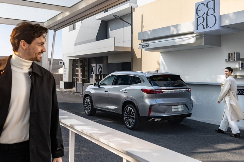 Кроссовер Exeed Sterra E05 на базе Exeed TXL показал свой интерьер: три экрана вместо табло