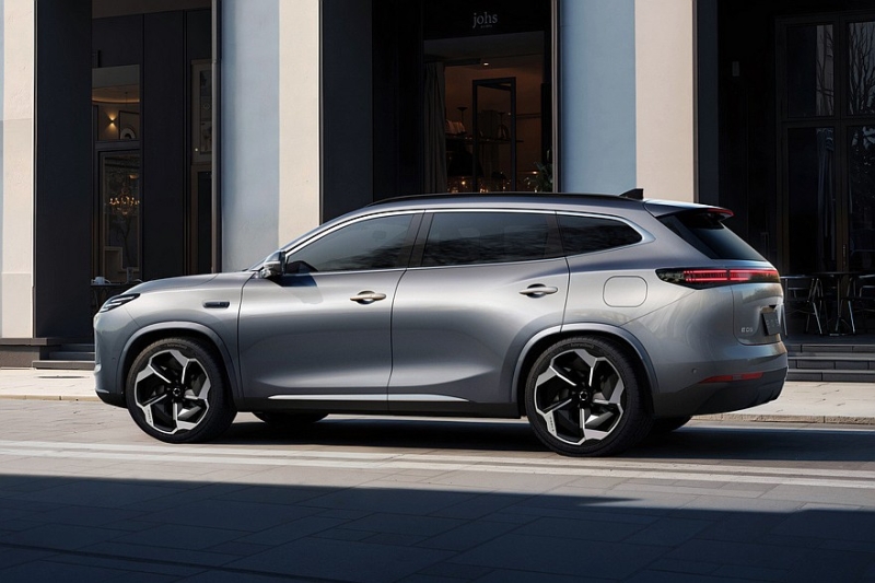 Кроссовер Exeed Sterra E05 на базе Exeed TXL показал свой интерьер: три экрана вместо табло