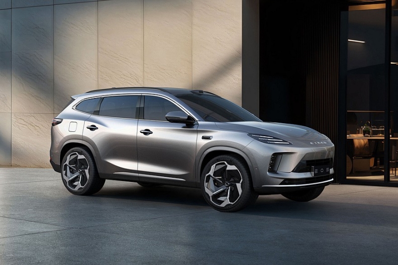 Кроссовер Exeed Sterra E05 на базе Exeed TXL показал свой интерьер: три экрана вместо табло