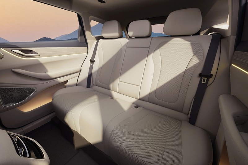 Кроссовер Exeed Sterra E05 на базе Exeed TXL показал свой интерьер: три экрана вместо табло