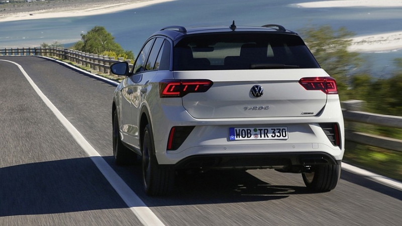 Кроссовер Volkswagen T-Roc нового поколения готовится к дебюту: первое официальное фото