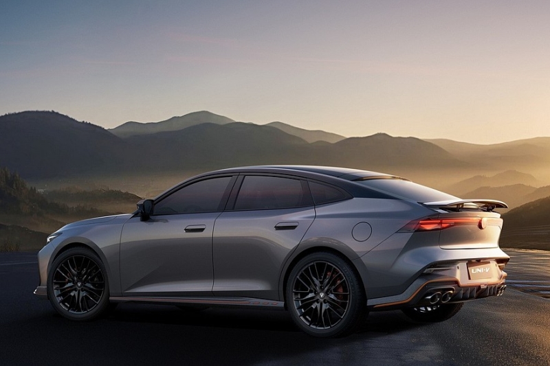 Новый Changan Uni-V выходит на рынок: перекроенный салон и более мощные моторы