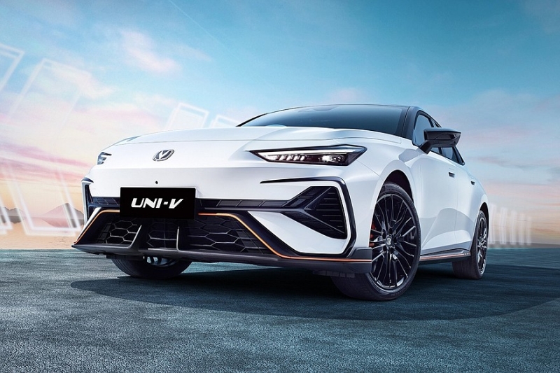 Новый Changan Uni-V выходит на рынок: перекроенный салон и более мощные моторы