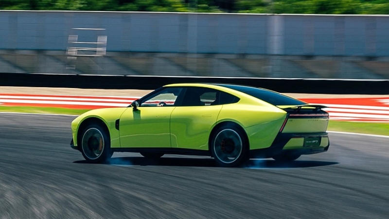 Новый Xpeng P7 выходит на рынок: крутой дизайн и очень богатое оснащение за свои деньги