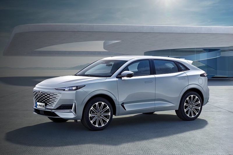 Changan превратил Uni в отдельный бренд для России и расширил его гамму за счёт седана