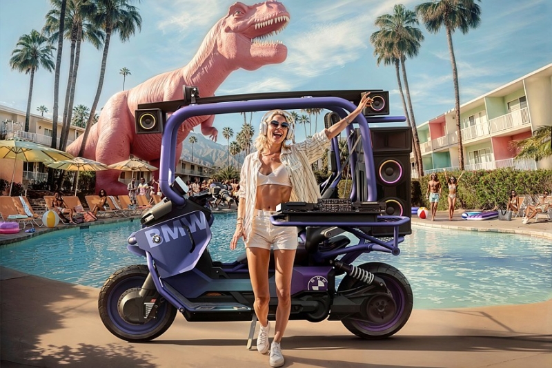 Давай опять попробуем без шлема: BMW представила новый скутер с крышей