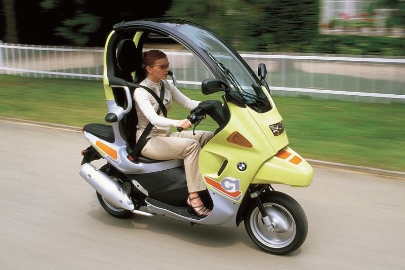 Давай опять попробуем без шлема: BMW представила новый скутер с крышей