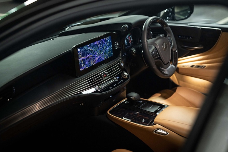 Флагманский седан Lexus LS получил скромные обновки, цены известны