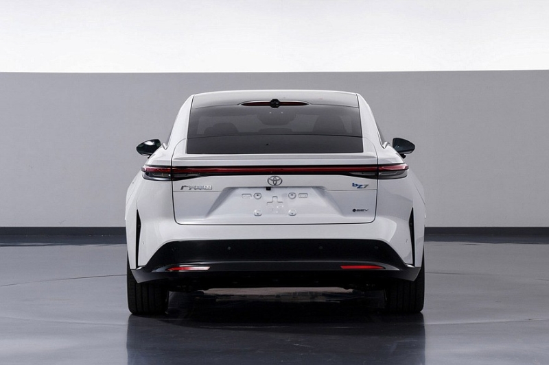 Флагманский седан Toyota bZ7 готовится к старту продаж: новые фото и подробности