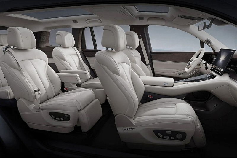 Кроссовер Denza N8L от BYD: первое фото салона и дата премьеры