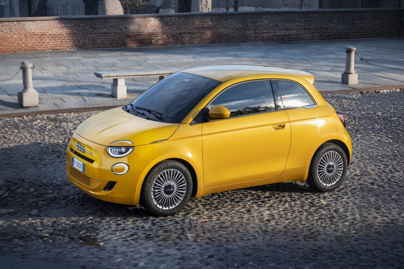 Новый бензиновый Fiat 500: раскрыты технические характеристики и цена дебютной версии