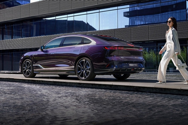 Роскошный полноприводный седан Voyah Passion L показался на новых официальных фото