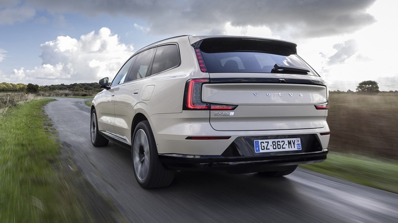 Трёхрядный кроссовер Volvo EX90 получил технические обновки: теперь он заряжается быстрее