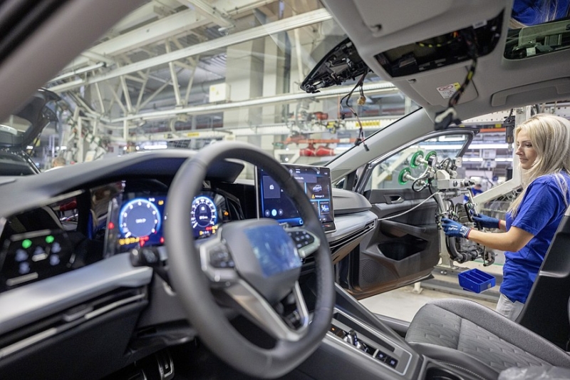 Volkswagen откладывает запуск электрического Golf: денег не хватает, рабочие стонут