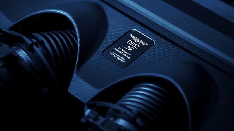Aston Martin DB12 S: доработанное шасси и 700-сильный V8 с особо сочным звуком