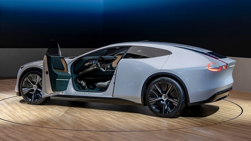 Эффектные новинки от Mazda: роторное кросс-купе и предвестник новой Mazda 2