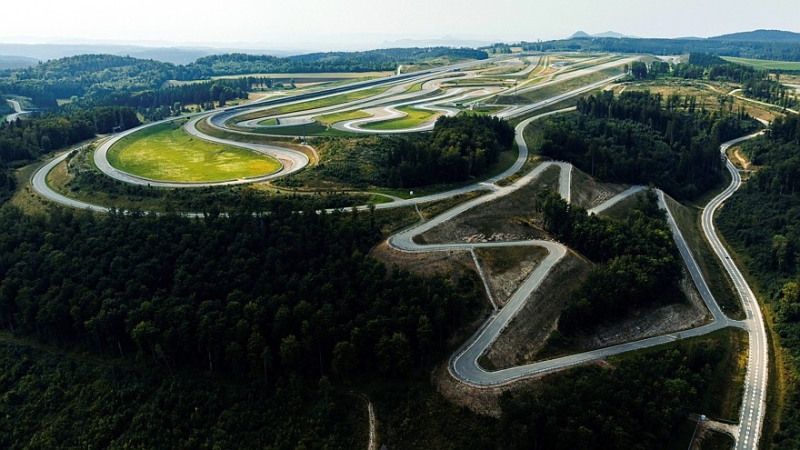 Головной автополигон Mercedes-Benz получил новый центр испытаний светотехники