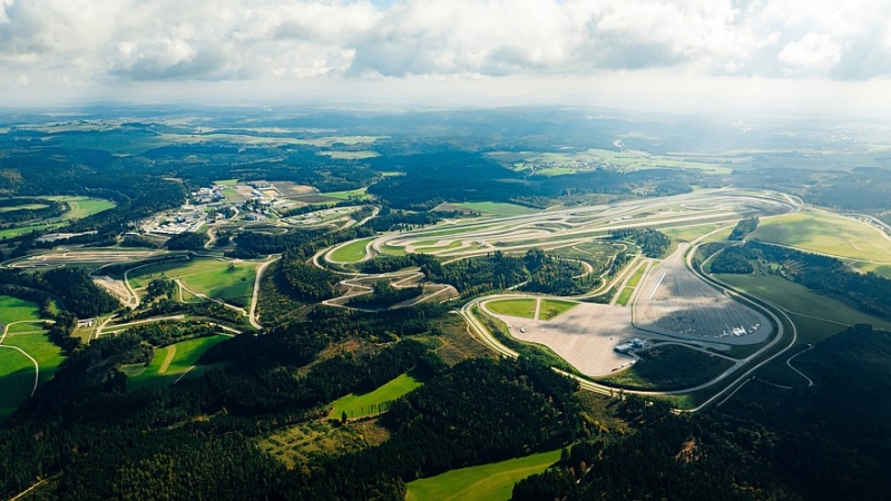 Головной автополигон Mercedes-Benz получил новый центр испытаний светотехники