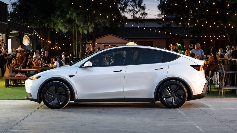 Голые и смешные: Tesla представила &laquo;дешёвые&raquo; Model Y Standard и Model 3 Standard