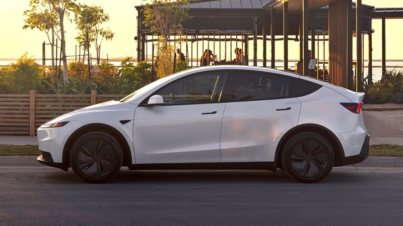 Голые и смешные: Tesla представила &laquo;дешёвые&raquo; Model Y Standard и Model 3 Standard
