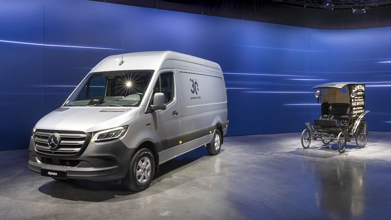 Mercedes-Benz готовит Sprinter нового поколения: первые тизеры