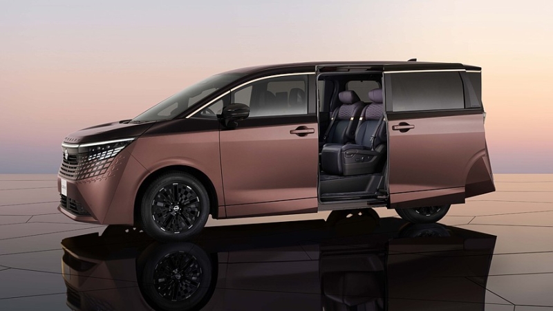 Nissan рассекретил внешность и салон минивэна Elgrand нового поколения