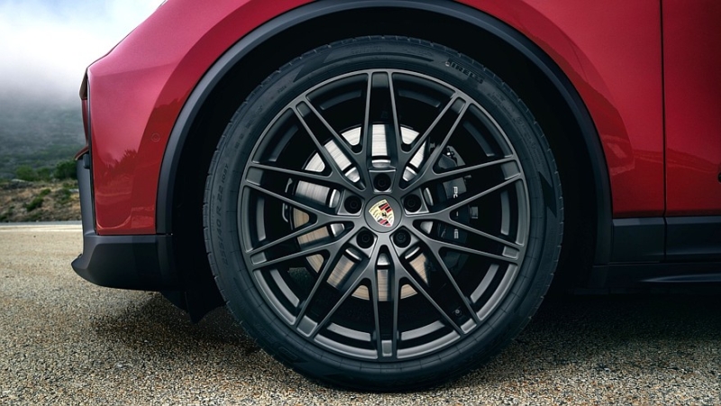 Porsche Macan EV обзавёлся драйверской версией GTS: заниженная подвеска и яркий декор