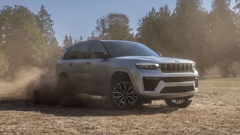 Посвежевший Jeep Grand Cherokee получил иное «лицо», подросший тачскрин и новый мотор