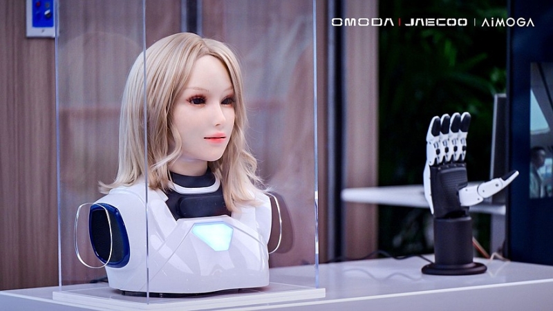 Знакомьтесь, Mornine: робот-андроид на саммите Omoda и Jaecoo в Уху презентовал автомобиль