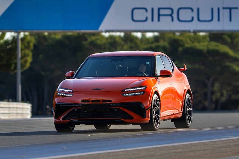 Две новинки от Genesis: серийный спортивный кроссовер GV60 Magma и будущий суперкар