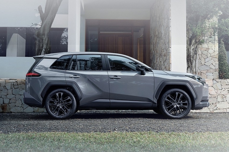 Ещё один новый Toyota RAV4: более крупный планшет и чисто бензиновая версия