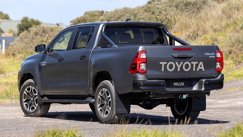Новый Toyota Hilux показался на первых тизерах, названа дата премьеры