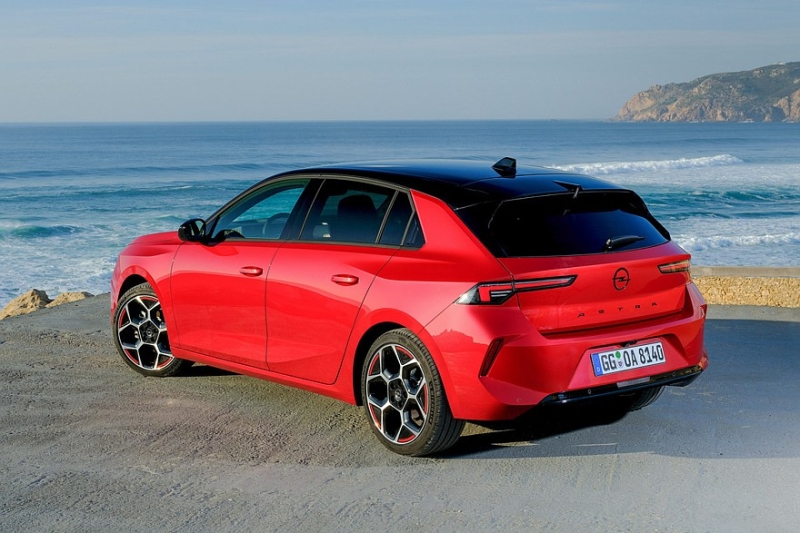 Растерявшую покупателей Opel Astra подвергли рестайлингу: первые официальные изображения