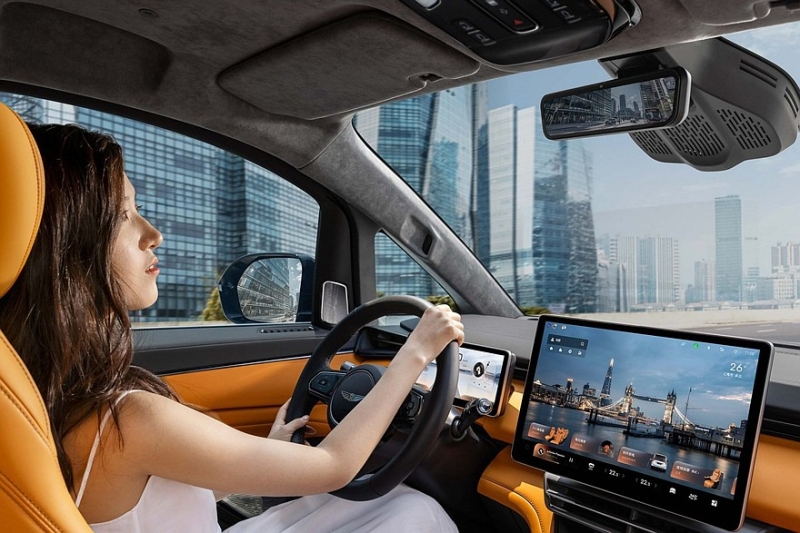 Роскошный минивэн Geely Galaxy V900 показался на первых официальных кадрах